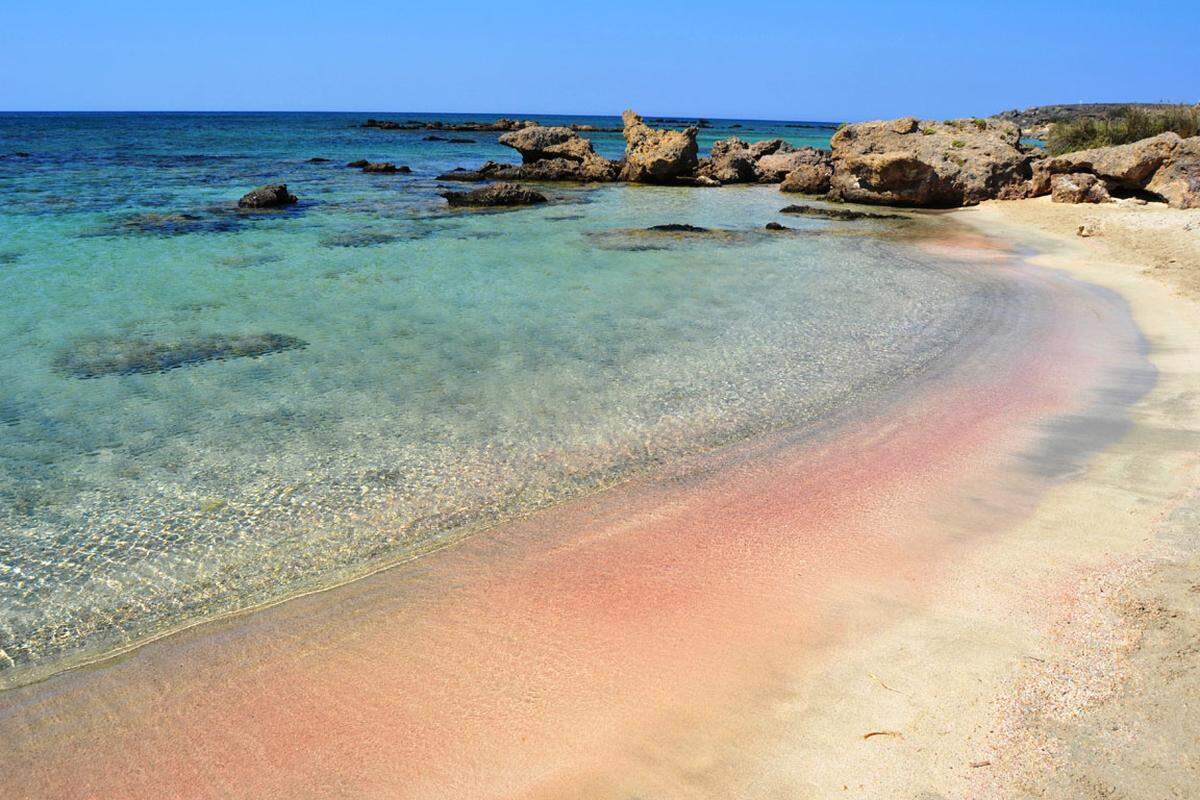 Der Elafonisi Strand auf Kreta ist durch winzige Muschelteilchen rosa gefärbt.