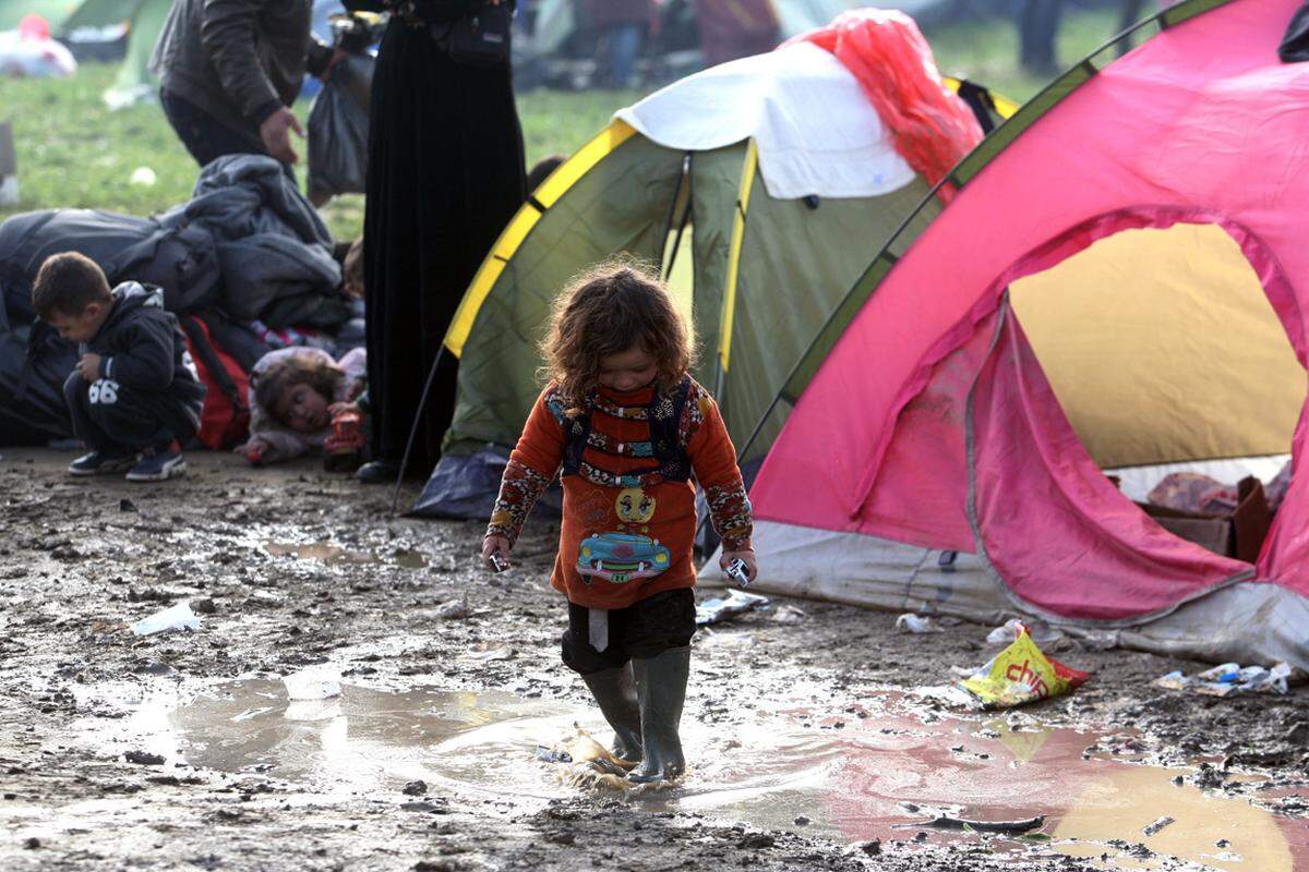 Mehr als 7.000 von ihnen harren demnach am Grenzübergang Idomeni-Gevgelija aus. Es fehle an Nahrung und medizinischer Hilfe, hieß es in den Medien weiter. Wegen des starken Regens wurden in den frühen Morgenstunden zahlreiche kleinere Zelte überschwemmt.