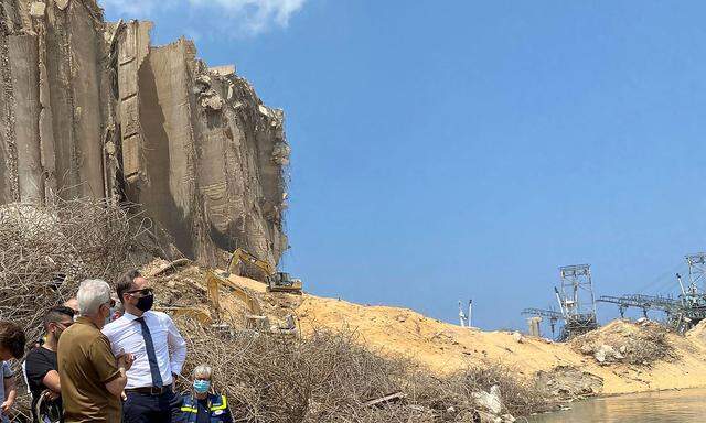 Heiko Maas (im weißen Hemd) besuchte den Hafen von Beirut, um sich selbst ein Bild vom Ausmaß der Katastrophe zu machen.