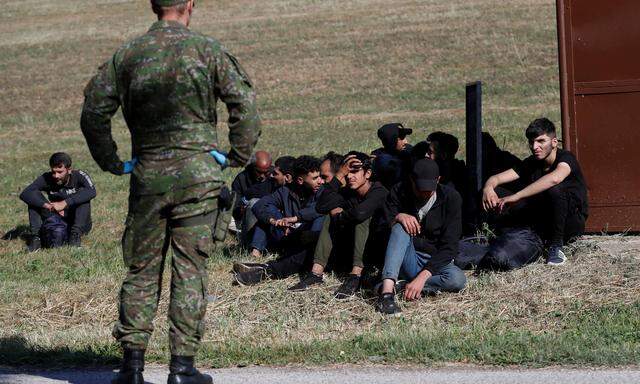 Von der slowakischen Polizei verhaftete Migranten an der slowakisch-ungarischen Grenze.