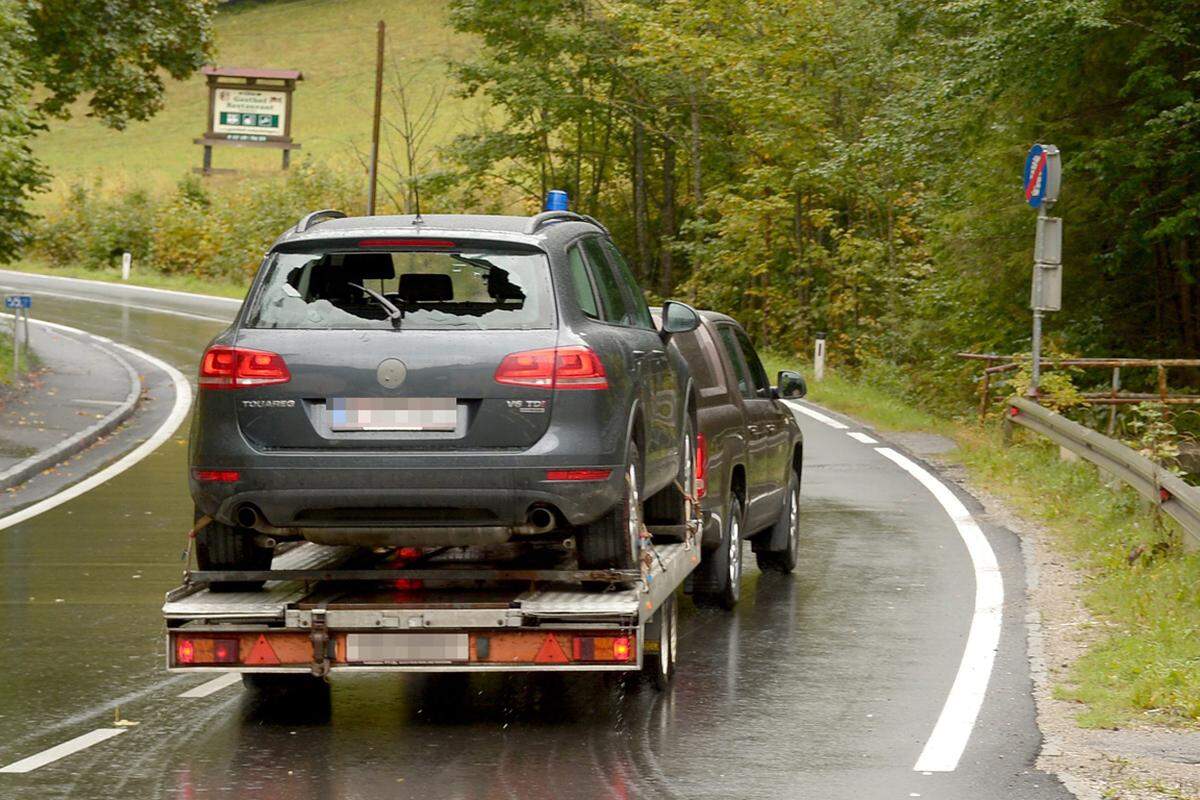 Ein Auto der Polizei mit zerborstener Heckscheibe wird nahe Annaberg abtransportiert.