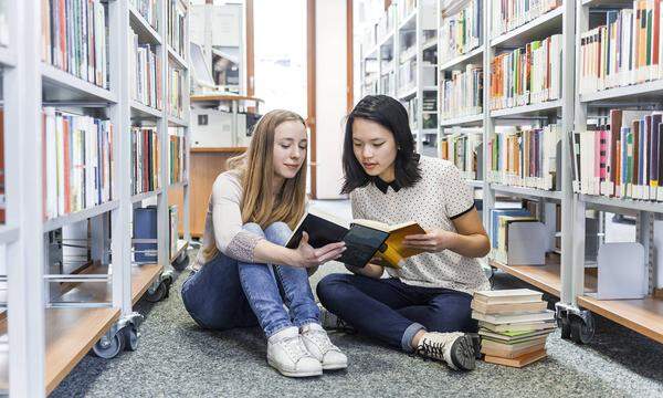 Richtig gratis war das Studieren in Österreich nur zwischendurch. Ab 2001 wurden wieder Gebühren eingehoben. Heute zahlen immer noch Studierende, die nicht aus der EU kommen und jene, die länger brauchen als die Mindeststudienzeit plus zwei Toleranzsemester.