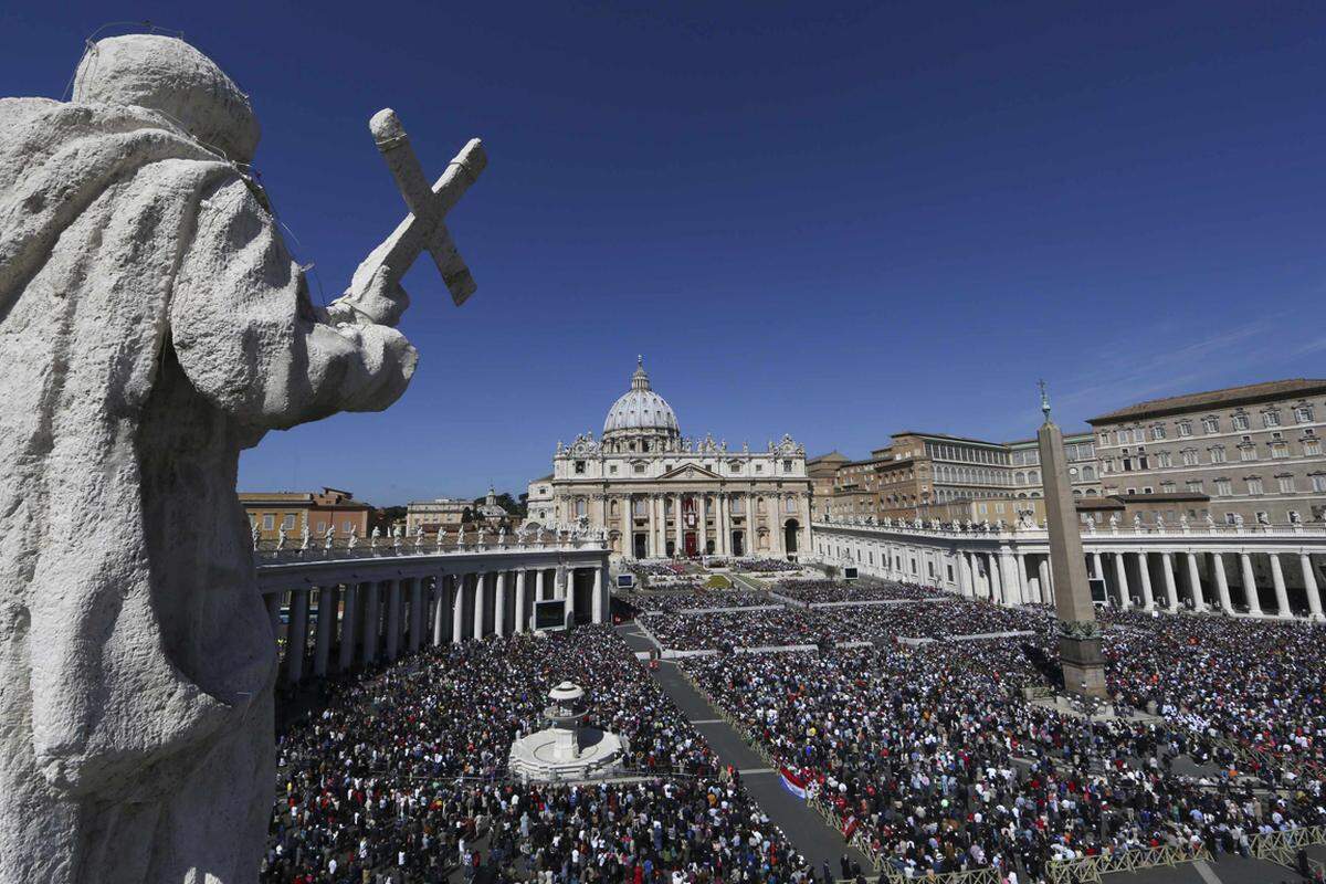 150.000 Gläubige versammelten sich am Sonntag auf dem Petersplatz, um mit Papst Franziskus die Ostermesse zu feiern.