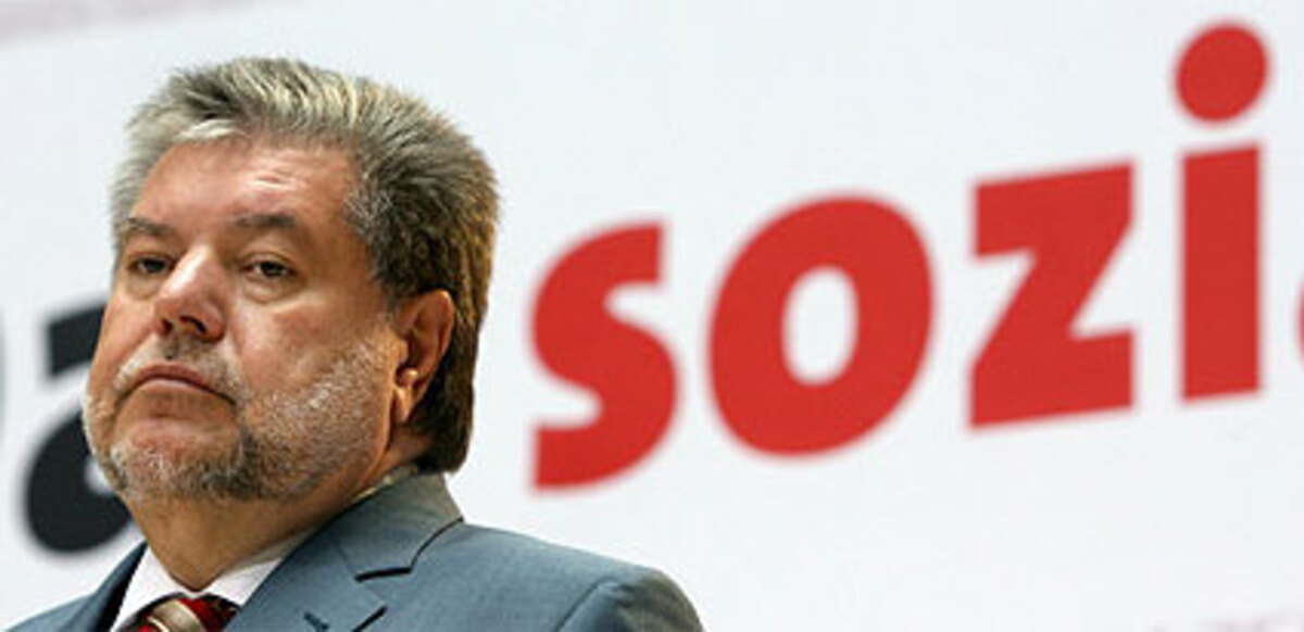 Für die Nachfolge als Vizekanzler war zunächst der SPD-Vorsitzende Kurt Beck im Gespräch. Dies wird jedoch nicht der Fall sein, hieß es an mehreren Stellen der SPD. Beck selbst hat mehrfach betont, er wolle nicht in die Regierung wechseln, um nicht in die Kabinettsdisziplin eingebunden zu sein. Er sieht für die SPD und sich selbst bessere Profilierungschancen, wenn er Kanzlerin Angela Merkel und die Union von außen kritisieren kann.