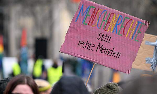 „Menschenrechte statt rechte Menschen“ ist bei einer Demonstration gegen die AfD und Rechtsextremismus in Köln auf einem Schild zu lesen.