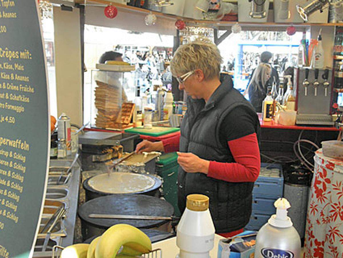 Neben den Eisflächen kann man sich mit lukullischen Genüssen erfreuen - vom Würstel bis zum Crepe.