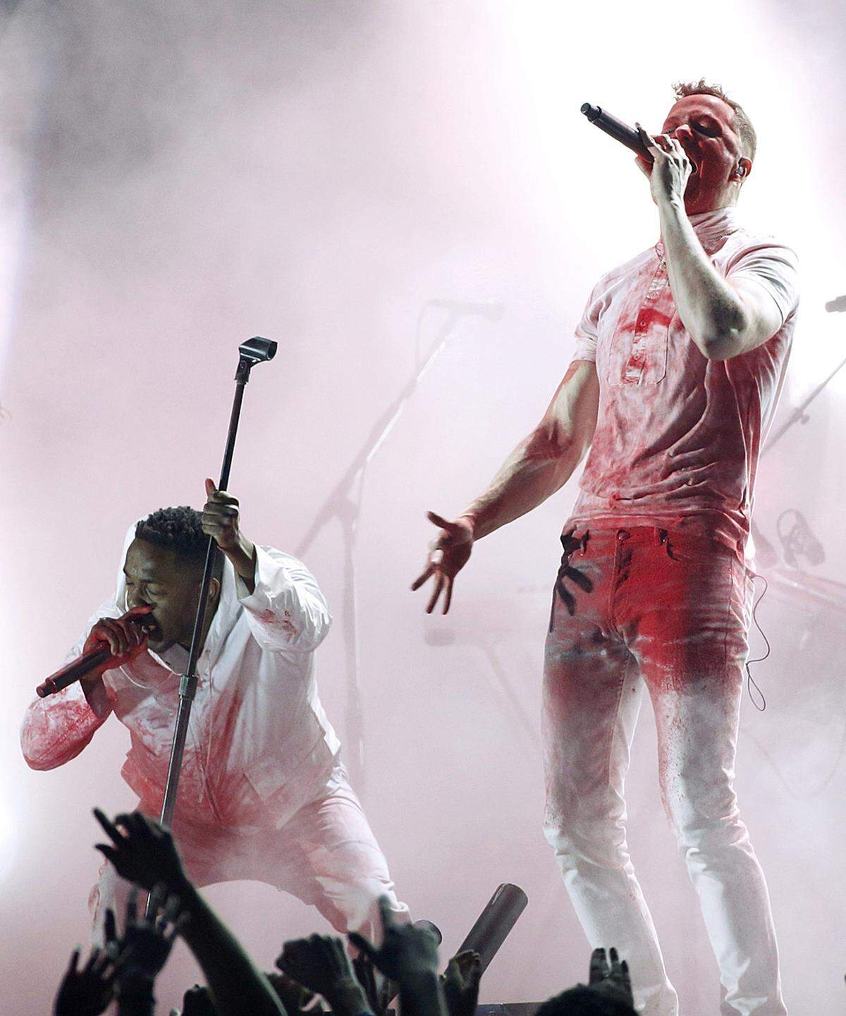 Die amerikanische Rockband Imagine Dragons performte gemeinsam mit dem Rapper Kendrick Lamar ihre Single "Radioactive", die auch als beste Rock-Darbietung ausgezeichnet wurde.