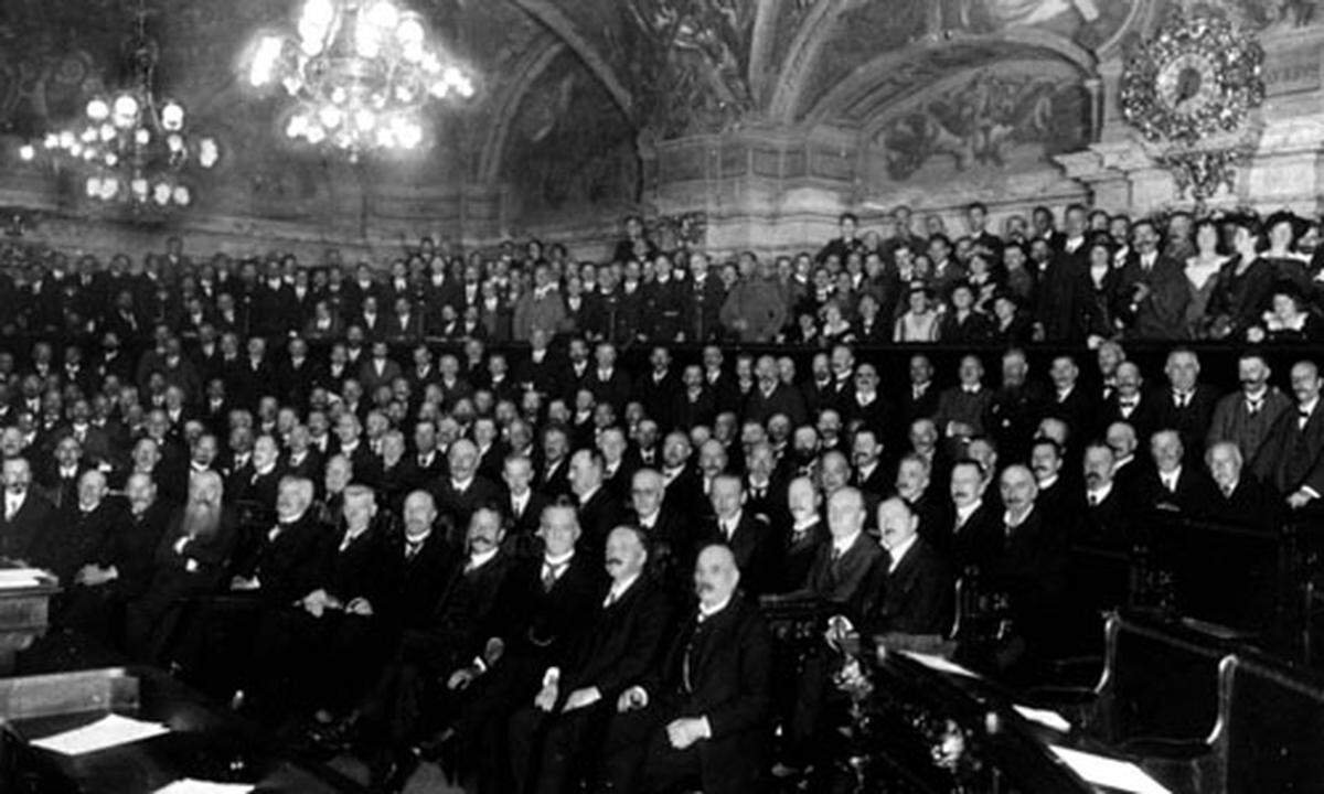 Der Sitzungssaal des Landhauses bei der 1 Nationalversammlung der deutschen Abgeordneten Oesterreichs im Jahre 1918