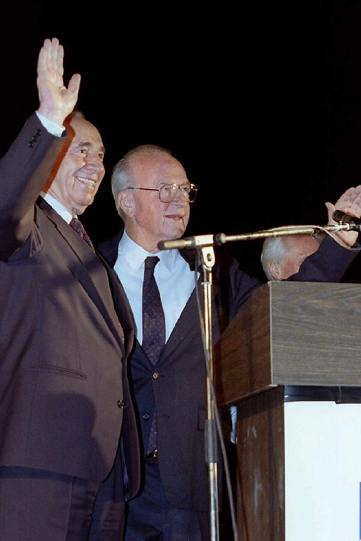 Hier stehen sie noch einträchtig beisammen bei einer Friedenskundgebung, Israels Premier Yitzhak Rabin und sein Außenminister Shimon Peres. Nur wenig später wurde Rabin von einem jüdischen Rechtsextremisten ermordet, der den Friedensprozess mit den Palästinensern torpedieren wollte. Der 4. November 1995, ein schwarzer Tag für Israel und die ganze Region.