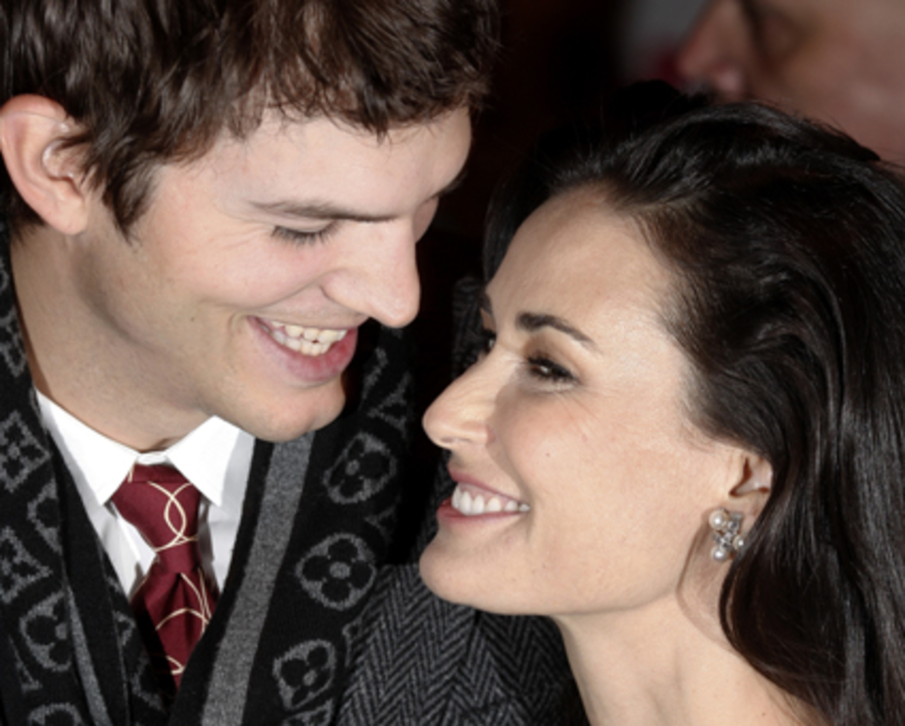 Ein Blick über den großen Teich: Das Paradebeispiel für eine Sugarmum war über sechs Jahre Demi Moore. Die 46-jährige wurde nach der Ehe mit Bruce Willis mit dem 30-jährigen Ashton Kutcher glücklich. Die beiden haben 2005 geheiratet, 2011 trennten sie sich aber wieder aufgrund unterschiedlicher Werte.