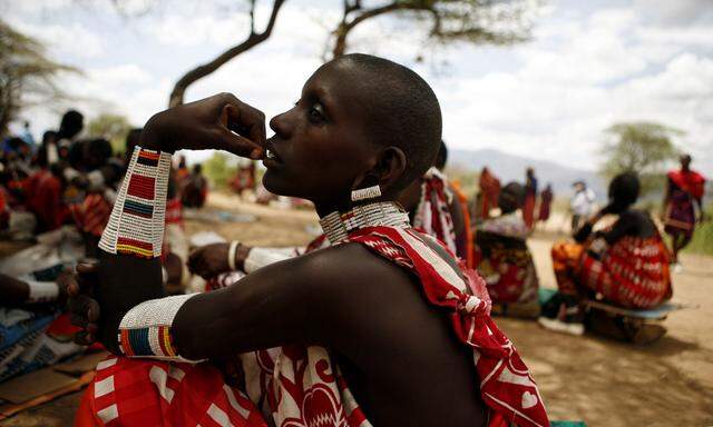 Eine Massai-Frau in Kenia trägt traditionellen Schmuck. Die meisten Ethnien in dem ostafrikanischen Land kennen die weibliche Genitalverstümmelung.