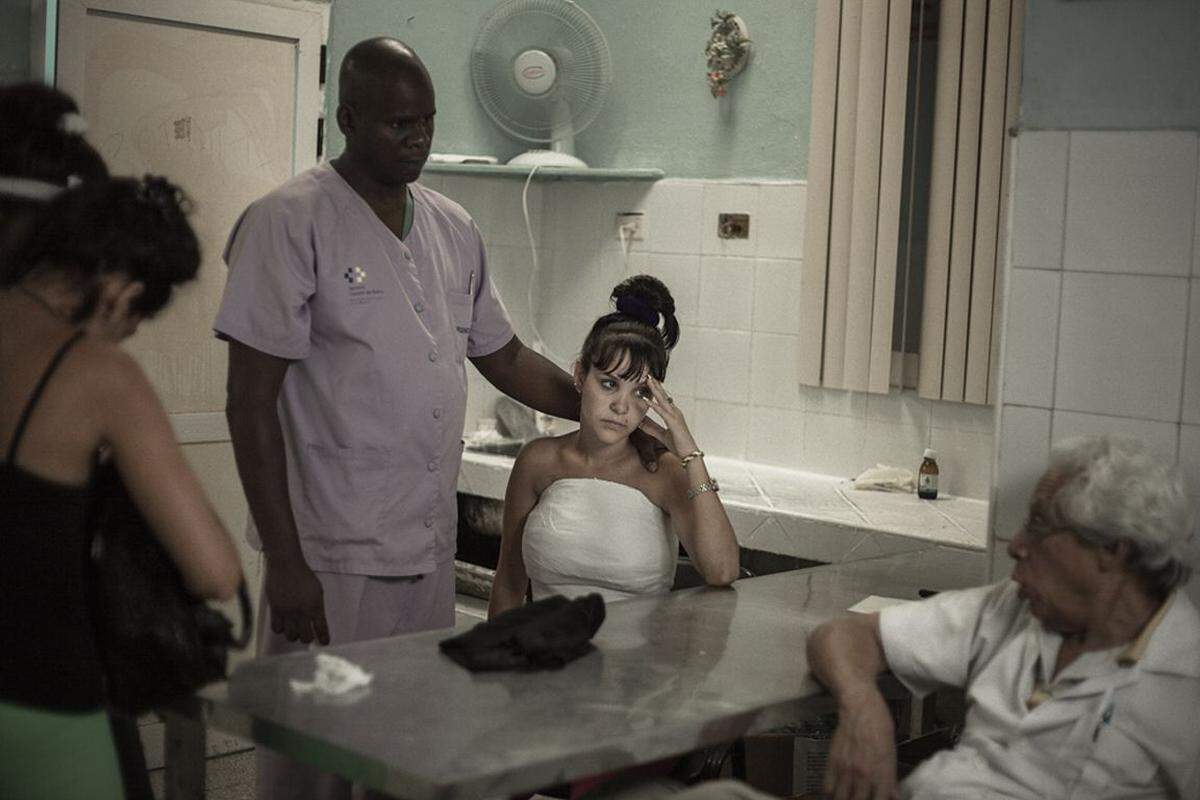 Das Warten auf Kuba hat die deutsche Fotografin zum Thema ihrer Bilderserie "Warten auf den Süßigkeitenverkäufer" gemacht. "Ohnmacht oder Skoliose", heißt dieses Bild.