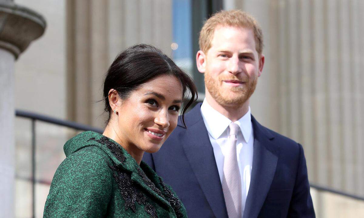 Es kann nicht mehr lange dauern, bis die frohe Kunde aus dem Hause Sussex verbreitet wird: "Meghan und Harry sind Eltern geworden". Schließlich wird die Geburt ihres ersten Kindes Ende April, Anfang Mai erwartet. Bis zu dieser Schlagzeile müssen wir uns ein wenig gedulden. Pränatale Meldungen zu Baby Sussex gibt es aber ohnedies genug.