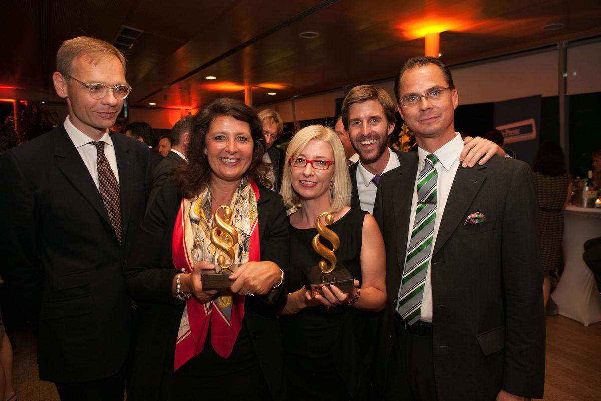 Cerha Hempel Spiegelfeld Hlawati mit zwei goldenen Paragrafen (Konfliktlösung und M&A): Albert Birkner, Irene Welser, Edith Müller, Bernhard Kofler-Senoner, Peter Vcelouch (von links nach rechts)