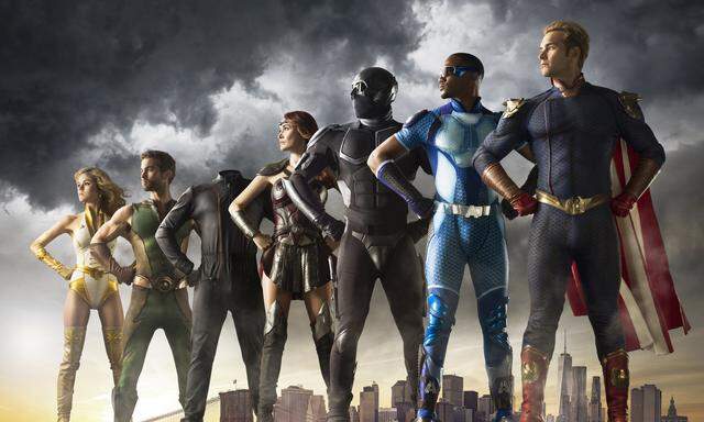 Die sieben Superhelden: Der dritte von links ist nicht kopflos, er kann sich unsichtbar machen, und deshalb sieht man nur sein Kostüm.
