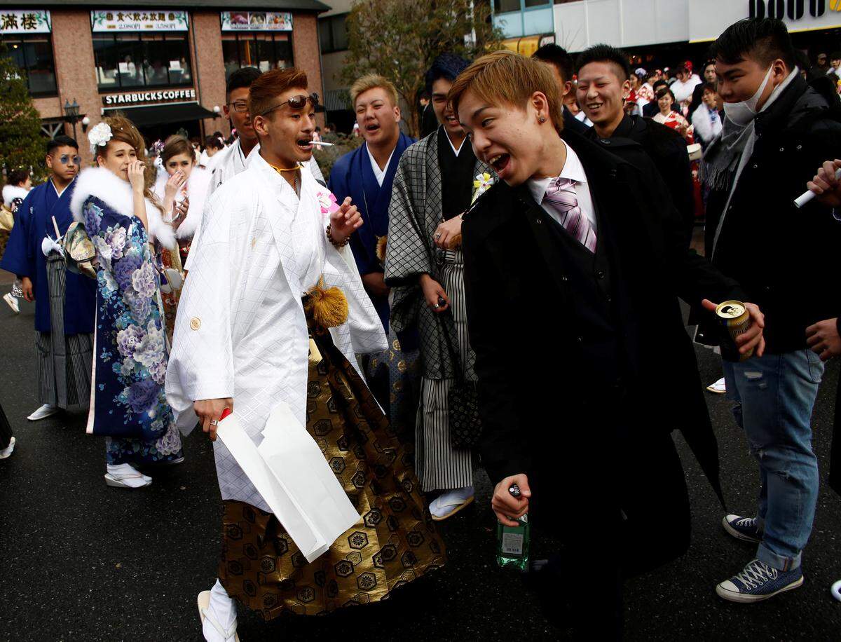 Die Mehrheit der jungen Männer trägt an diesem Tag einen dunklen Anzug, mancher Japaner aber auch einen traditionellen Hakama, ein weiter Männerhosenrock.  