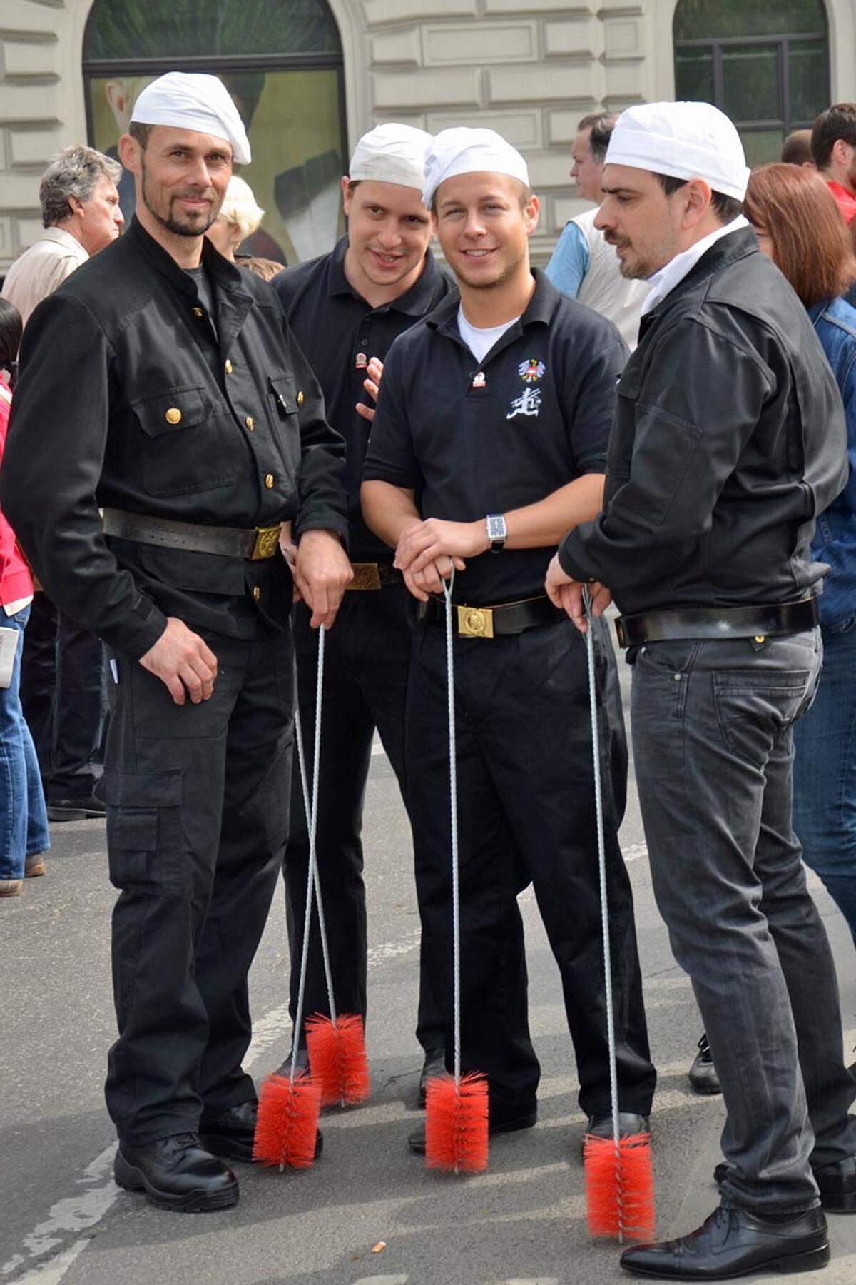 Für Sauberkeit, Umweltschutz - und Glück, setzten sich auch die Wiener Rauchfangkehrer ein; am 1.Mai traditionell mit roter Kehrbürste.