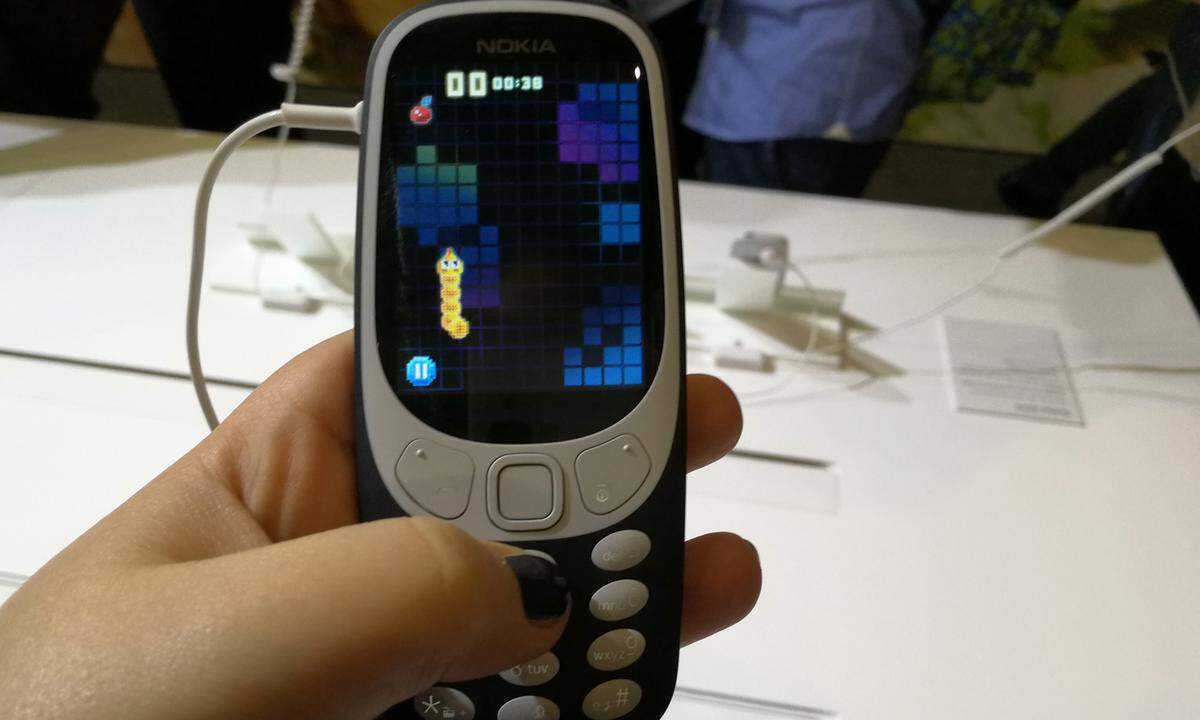 Der Nokia-Spieleklassiker "Snake" darf aber nicht fehlen. Wie auch schon vor 17 Jahren übt dieses simple Spiel eine Faszination aus, sodass man sich schnell wieder beim Spielen ertappt.