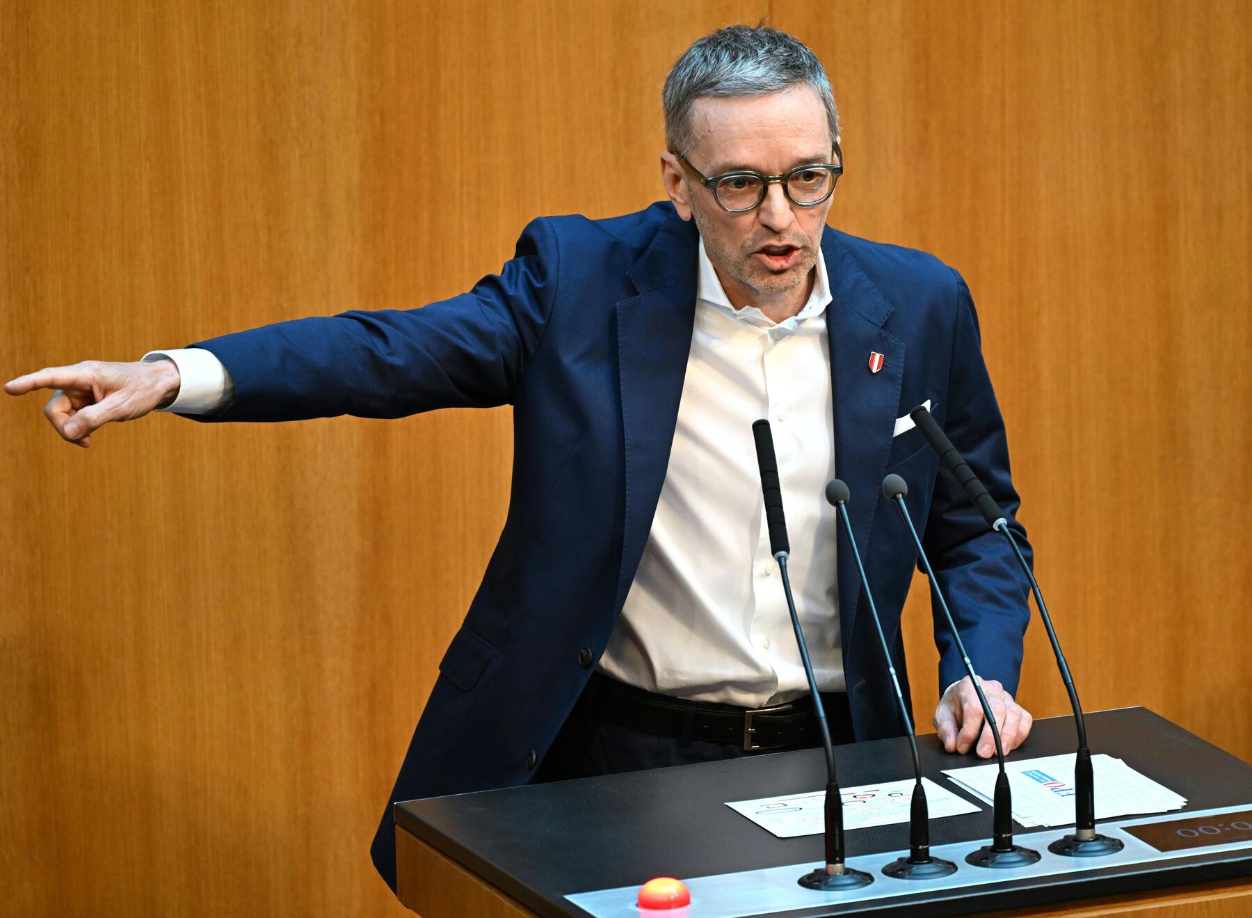 FPÖ Removes AI-Generated Image After Mockery, Slams Neos Over Putin Kiss Fake