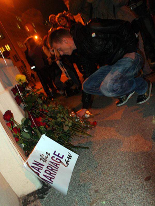... und die Demonstrierenden legen ihre roten Rosen vor dem Kanzleramt nieder. "Was bleibt, die Forderung (links): "Weg mit diesem Partnerschaftsgesetz."