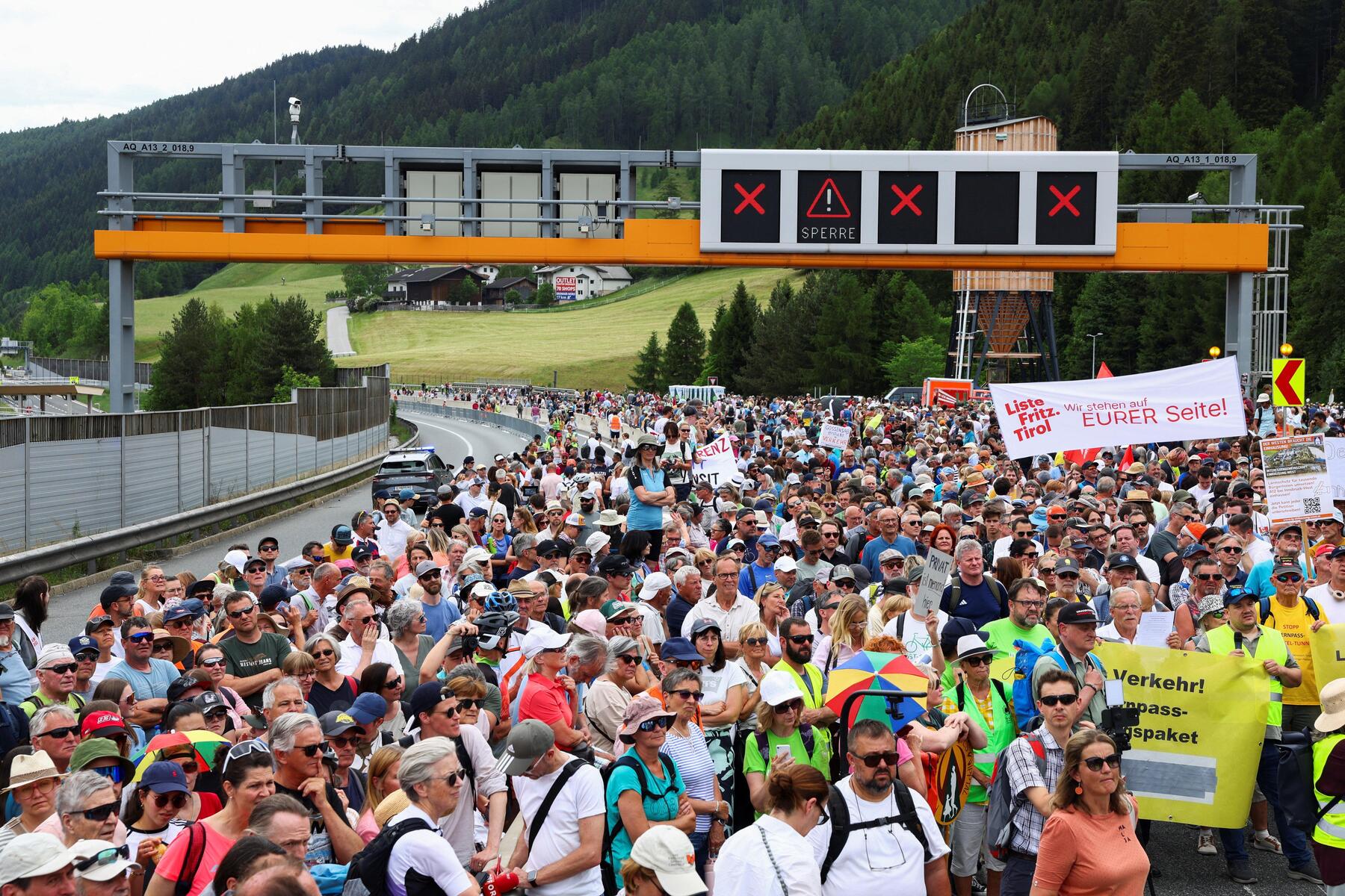 Brenner-Demo mit Ultimatum: Tausende Teilnehmer auf Autobahn
