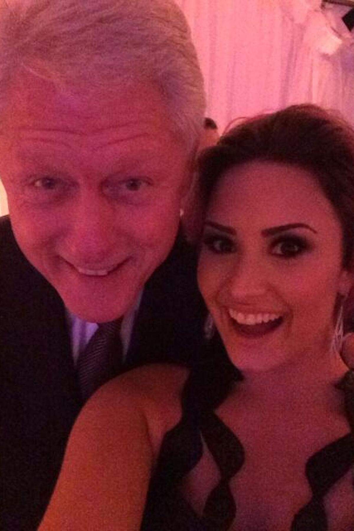 "Too excited to filter this... NO BIG DEAL" - die Schauspielerin Demi Lovato zog Ex-Präsident Bill Clinton in ein Selfie.