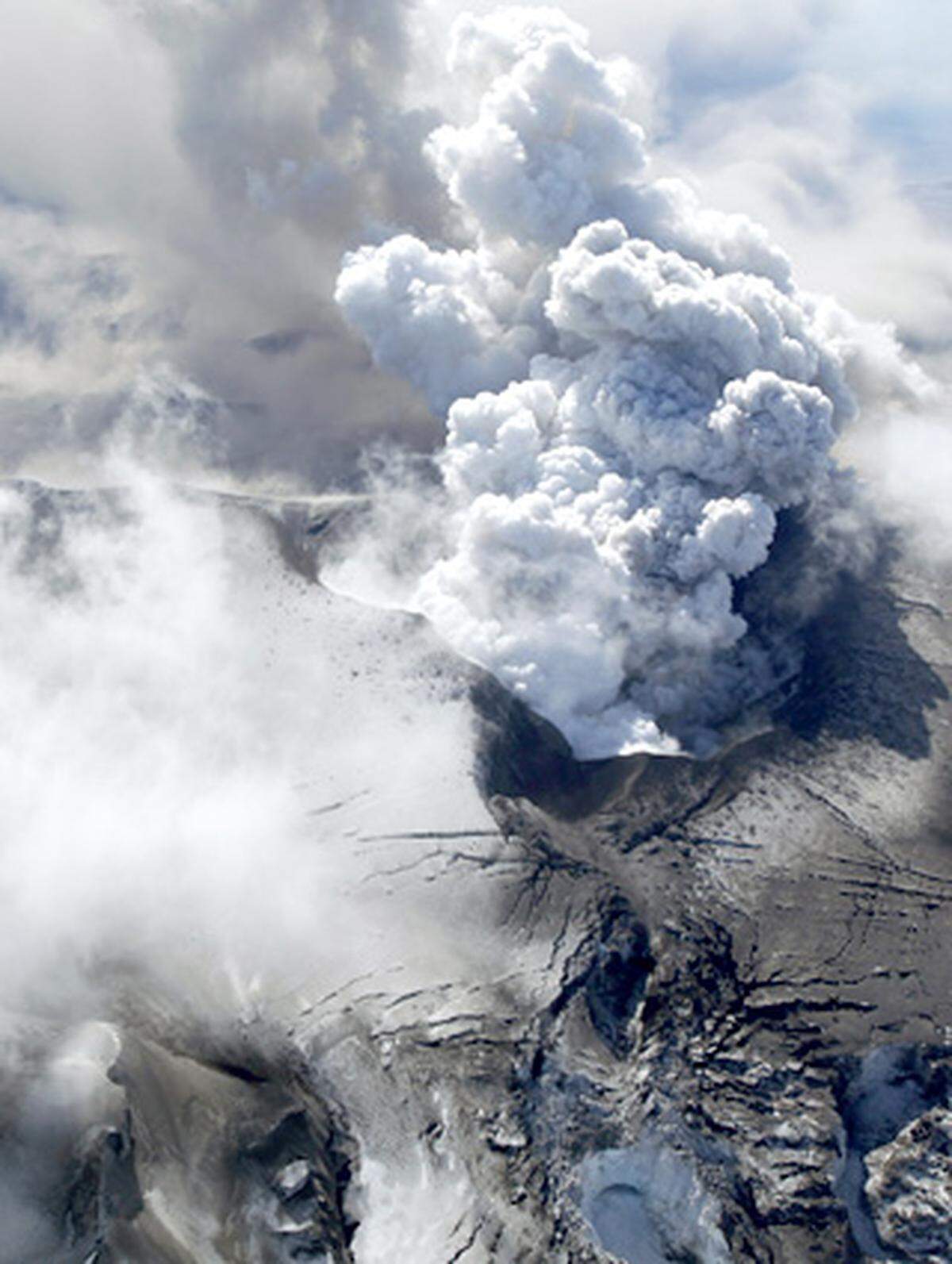 Unter dem Gletscher befindet sich ein selten aktiver Vulkan, der mit Eyjafjallajökull den selben Namen trägt wie das ihn umgebende Eismassiv. Eyjafjallajökull heißt sinngemäß Eyja-fjalla-Gletscher, Eyja-fjalla steht für "Inselberg".