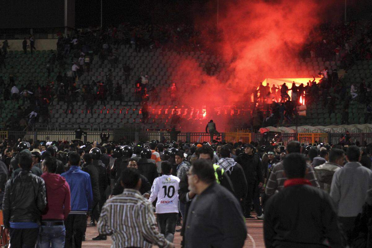 In mehreren Teilen des Stadions wurden Feuer gelegt. Die schweren Krawalle zwischen den Fans beider Vereine dauerten mindestens eine Stunde an.