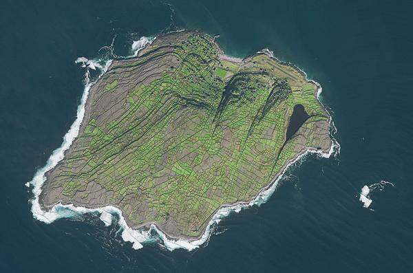 Die kleine Felseninsel Inis Oírr, im Englischen Inisheer, liegt als Teil der Aran Islands vor der Westküste Irlands im Atlantik. Während der Eiszeiten wurde der Kalkfelsen durch Gletscher abgeschliffen, zahlreiche vom Wasser ausgewaschene Spalten durchzie­hen die Karstlandschaft. Da Erde von diesem Untergrund sehr leicht fortgespült wird, haben die Bewohner über Jahrhunderte die gesamte Insel mit Steinmauern überzogen, die den Humus zurückhalten und damit Landwirtschaft zu ermöglichen. Heute wird die Wirtschaft auf der Insel allerdings immer mehr vom Tourismus dominiert.