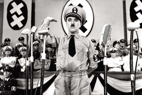 ... Charlie Chaplins "The Great Dictator" (Der große Diktator). Die Komödie aus dem Jahre 1940 ist im fiktiven (wenn auch leicht zu identifizierenden) Reich Tomania angesiedelt, wo ein schnauzbärtiger Diktator Rassismus und Kriegshetze betreibt - und ein jüdischer Friseur mit ihm Rollen tauscht.