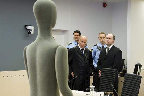 Breivik hatte im Juli 2011 in Oslo mit einer Autobombe acht Menschen getötet. Anschließend erschoss er auf der Insel Utöya in einem Feriencamp 69 junge Sozialdemokraten. Die Staatsanwaltschaft zeigte die Verletzungen, die die Opfer erlitten, an einer Puppe. Die meisten von ihnen sollen mit je drei Schüssen getroffen worden sein. 25 der 69 Jugendlichen traf der Attentäter in Kopf oder Nacken.