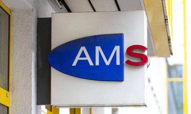 Schild mit AMS-Logo an einer Hausfassade