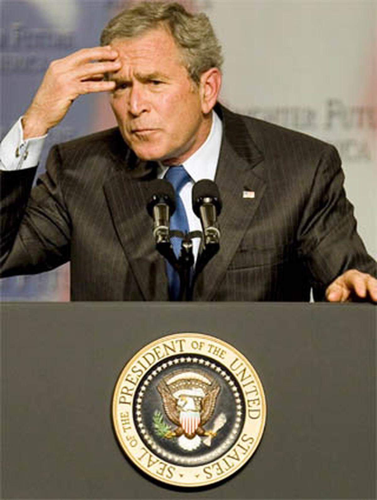 Auch George W. Bush zeichnete sich 2000, noch im Wahlkampf, negativ aus: Einen Reporter der „New York Times“ nannte er heimlich ein „major league asshole“, ein „riesiges Arschloch“ also. Dumm nur, dass ein Mikrofon in der Nähe war, das Bush nicht gesehen hatte.