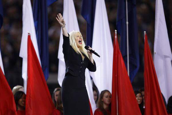 Der erste Auftritt gehörte Popstar Christina Aguilera, die sich an der US-Hymne versuchen durfte, dabei aber gehörige Textprobleme offenbarte.