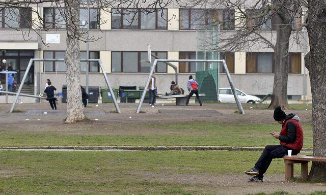 Faymann will konkrete Maßnahmen zur Reduktion der Flüchtlingszahlen treffen. Im Bild: das Erstaufnahmezentrum Traiskirchen.