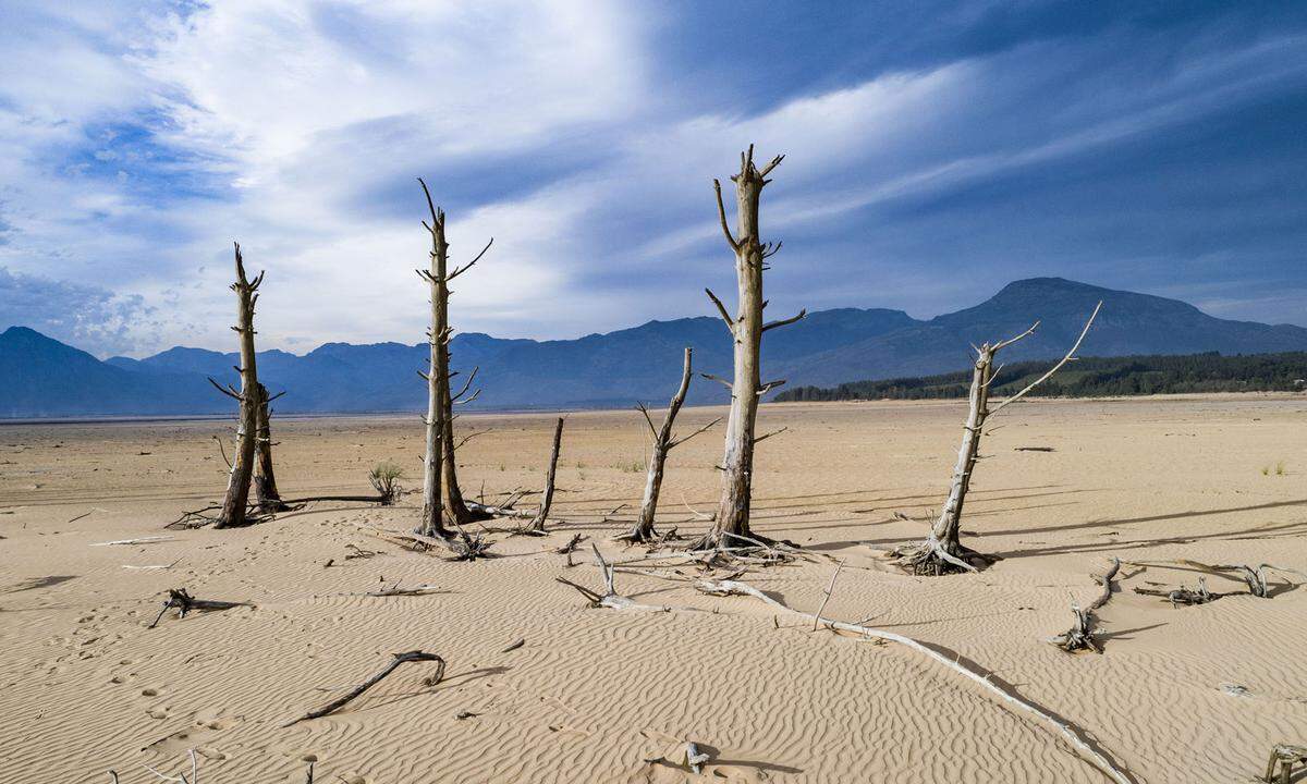 Wieder retour in Südafrika, auf dem ursprünglich geplanten Trip an der Westflanke Afrikas aufwärts. Der Wassermangel im Süden ist offensichtlich - wie hier am Theewaterskloof Dam. Kapstadt leidet unter der schon sehr lange anhaltenden Dürre. Der Stausee, der den großen Wasserbedarf sonst zusätzlich stillte, ist trocken.