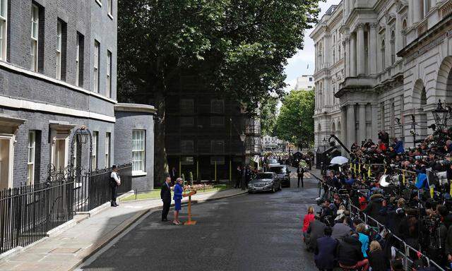 Vor ihrem Amtssitz in der Downing Street erklärte Premierministerin Theresa May ihre Bereitschaft, eine Minderheitsregierung zu bilden. Sie ist eine Regierungschefin auf Abruf. In der Wahlnacht hatte sie schon ihren Rücktritt erwogen.