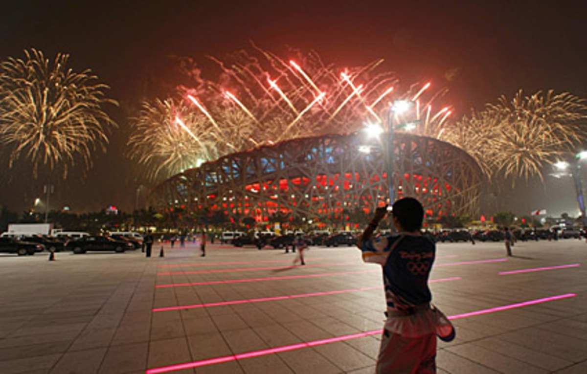 Für das Nationalstadion wurde übrigens ein internationaler Architekturwettbewerb veranstaltet. Sieger waren die Schweizer Architekten Herzog & de Meuron, die bereits die Münchner Allianz Arena geplant haben.
