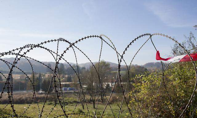 Archivbild aus dem vergangenen November: Stachelbandrolle nahe der Flüchtlingssammelstelle am Österreichisch-Slowenischen Grenzübergang Spielfeld