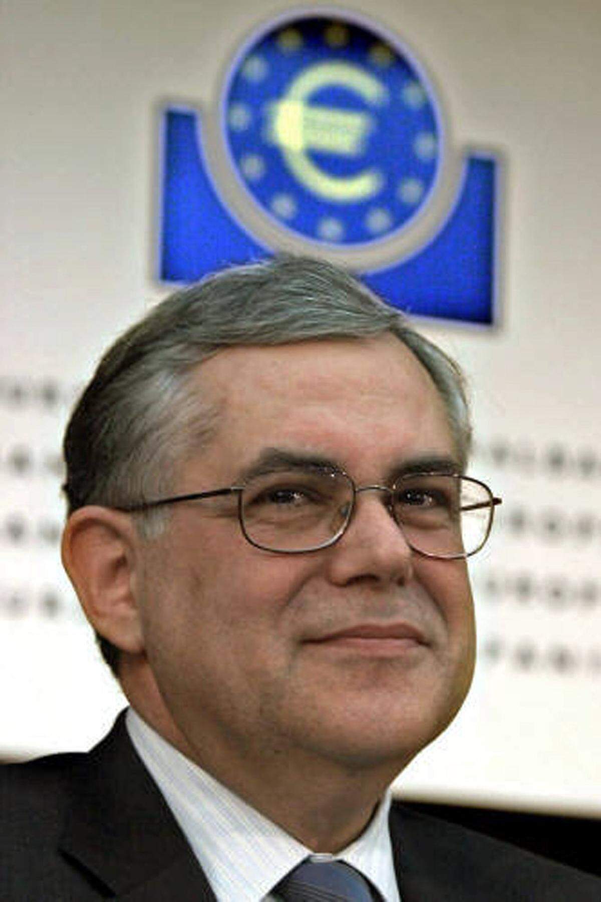 Papademos legte 2002 sein Amt als Notenbankchef nieder und wechselte als Vize-Präsident der EZB nach Frankfurt. Seine Erfahrung als Vertreter eines ärmeren Eurolandes sollte helfen, die osteuropäischen Neuzugänge in der EU auf die Einführung der Währung vorzubereiten.