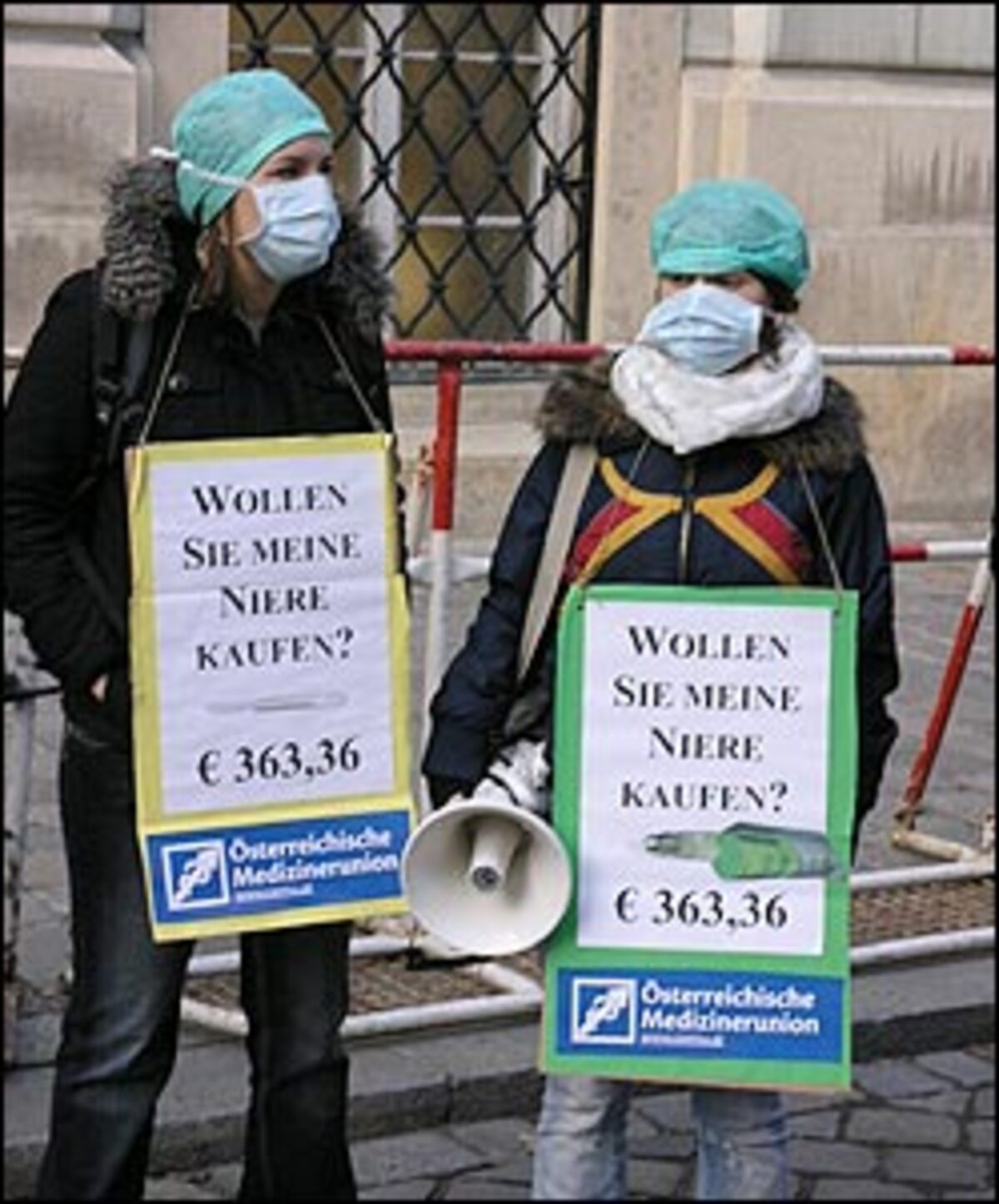 Die Jung-Mediziner sorgten anfangs auch für die meiste Stimmung - eine Studentin bot etwa auf einem Transparent auf ihrem Rücken eine Niere zum Verkauf an. Preis: 363,36 Euro - also die Studiengebühren für ein Semester. Lustig, aber schwer nachvollziehbar war dann der "Schlachtruf" der Mediziner: "Für den Kanzler Gusenbauer gibt es keinen Venenstauer."