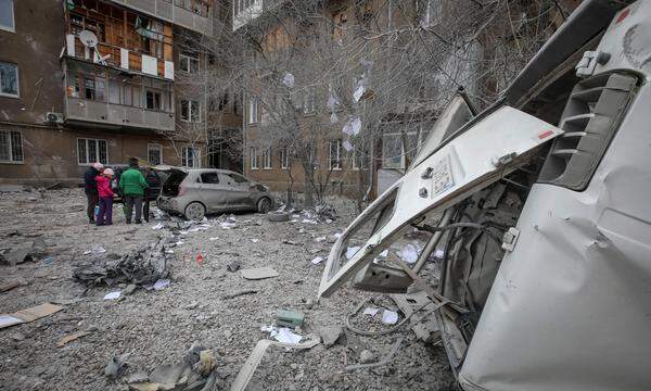 Szene nach einem Raketeneinschlag in der ostukrainischen Stadt Charkiw.