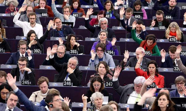 Gearbeitet wird bis zum Schluss: Europaabgeordnete bei einer der vielen Abstimmungsrunden in Straßburg. 