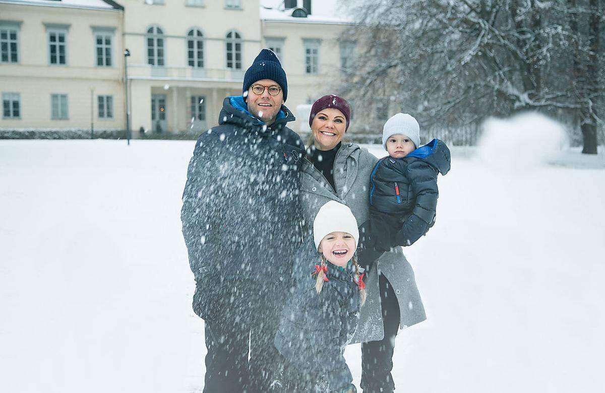 Schwedens Kronprinzessin Victoria, Prinz Daniel und ihre Kinder verschickten schon in der Woche vor Weihnachten per Foto und mit einem Video Grüße aus dem Schnee. Prinzessin Estelle (5) und ihr Bruder Prinz Oscar (1) sausen darin mit ihren Eltern auf dem Schlitten einen Hügel herunter. "Frohe Weihnachten und ein gutes Neues Jahr", wünscht die kleine Prinzessin. Zum Abschluss des auf der Youtube-Seite des Königshauses veröffentlichten Videos sitzt die Familie spielend vor dem Kamin - umgeben von schwedischem Weihnachtsschmuck mit Wichteln, Kerzen und Gebäck.