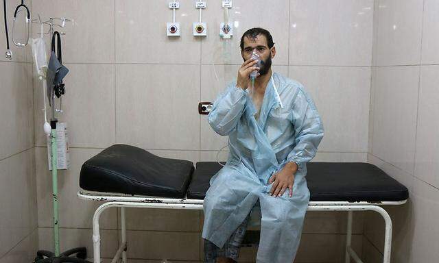 In einem provisorischen Krankenhaus in Aleppo treffen zahlreiche Menschen mit Atemnot ein, darunter viele Kinder.