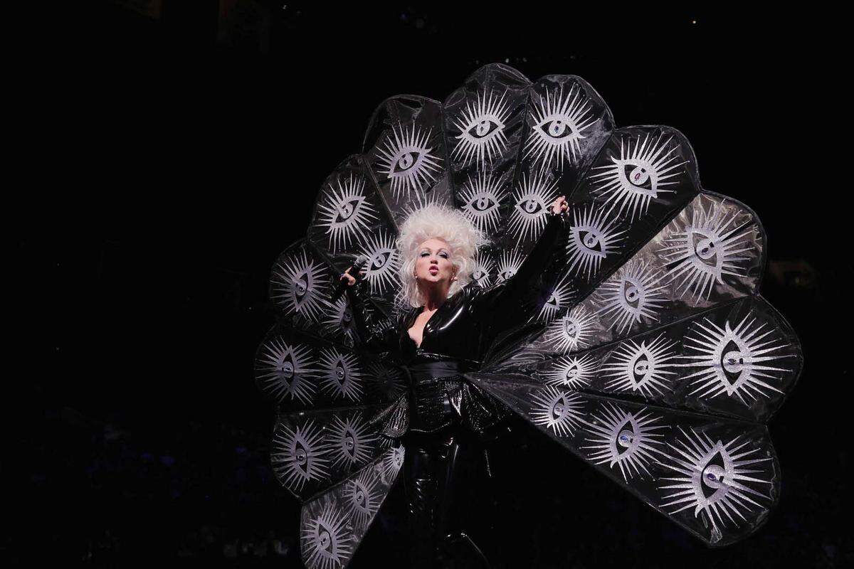 Cyndi Lauper war bei der Eröffnung ebenfalls mit von der Partie. Die Feierlichkeiten enden am Sonntagabend mit einer großen Parade und einem Konzert an der Manhattan Waterfront mit Madonna.