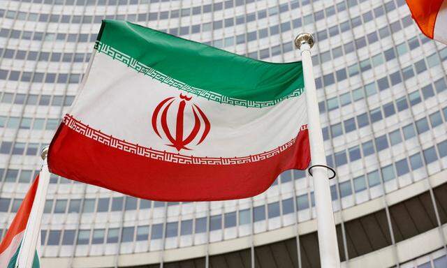 Die iranische Flagge vor dem Hauptquartier der Internationalen Atomenergiebehörde (IAEA) in Wien