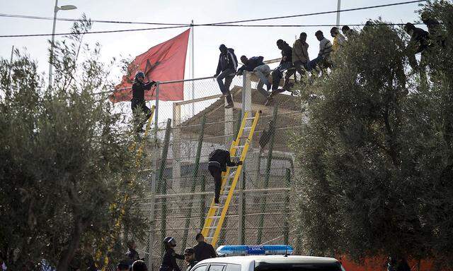 Bis zu 2000 Menschen hatten am Freitag versucht, den Grenzzaun zwischen Marokko und Melilla zu überwinden.