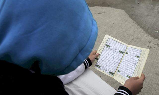 Symbolbild: Ein Jugendlicher liest im Koran, aufgenommen in Frankreich.