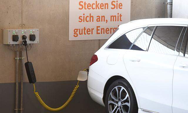 THEMENBILD: E-TANKSTELLE /  E-MOBILITAeT / ELEKTROAUTO